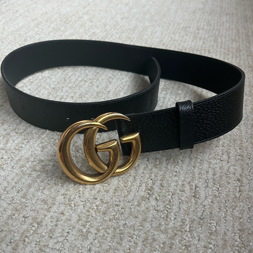 Gucci Leather belt with double G buckle.